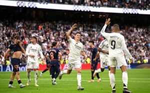 Güler celebra con Mbappé en la victoria de Real Madrid sobre Celta de Vigo.