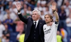 Carlo Ancelotti y Luka Modric en su adiós al Real Madrid en el Santiago Bernabéu.