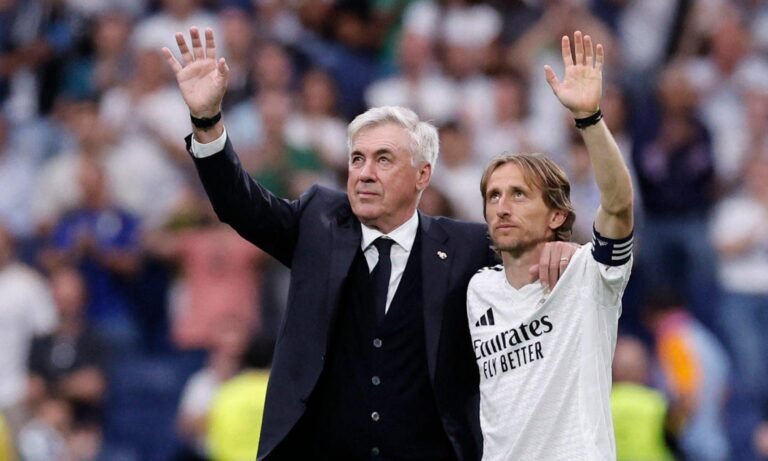 Carlo Ancelotti y Luka Modric en su adiós al Real Madrid en el Santiago Bernabéu.