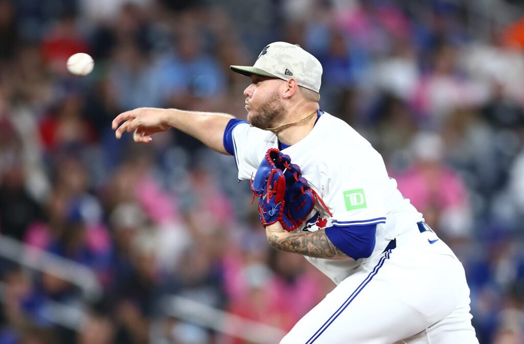 Yariel Rodríguez de los Blue Jays haciendo un lanzamiento,.