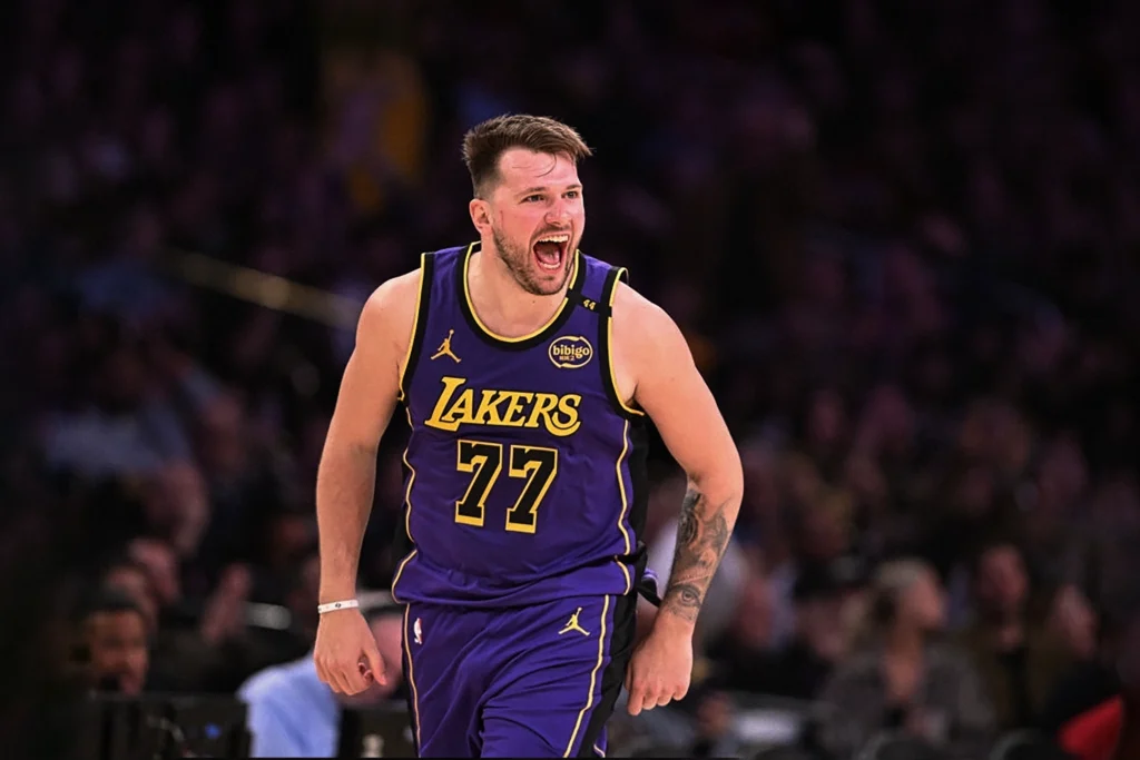 Luka Doncic vistiendo los colores de Los Angeles Lakers, luego de ser traspasado por los Dallas Mavericks.