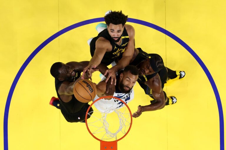 Los Warriors viajan a Minnesota con la seria 3-1 a favor de los Wolves, y les queda un juego con vida para seguir peleando por el pase a las finales de la conferencia oeste.
