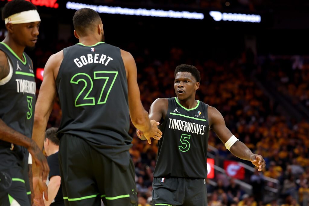 Minnesota Timberwolves doma a los Warriors en su casa y se lleva la victoria 102-97 para liderar la serie 2-1.
