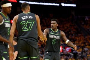 Minnesota Timberwolves doma a los Warriors en su casa y se lleva la victoria 102-97 para liderar la serie 2-1.