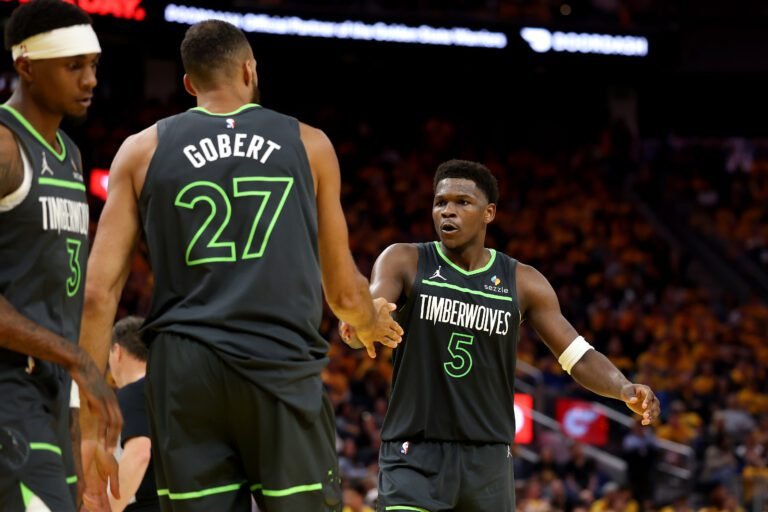 Minnesota Timberwolves doma a los Warriors en su casa y se lleva la victoria 102-97 para liderar la serie 2-1.