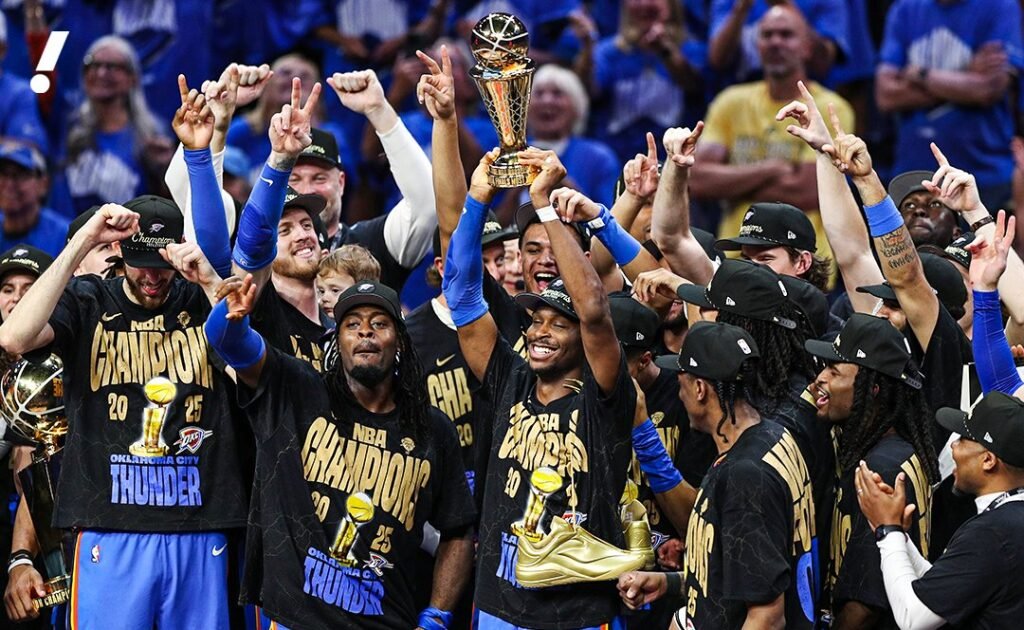 Cuándo empieza la pretemporada de la NBA: Fechas y eventos especiales 1 Jugadores del Oklahoma City Thunder celebrando el campeonato de la NBA 2025.