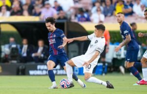 Jefferson Savarino y Vitinha en el duelo entre Botafogo y PSG.