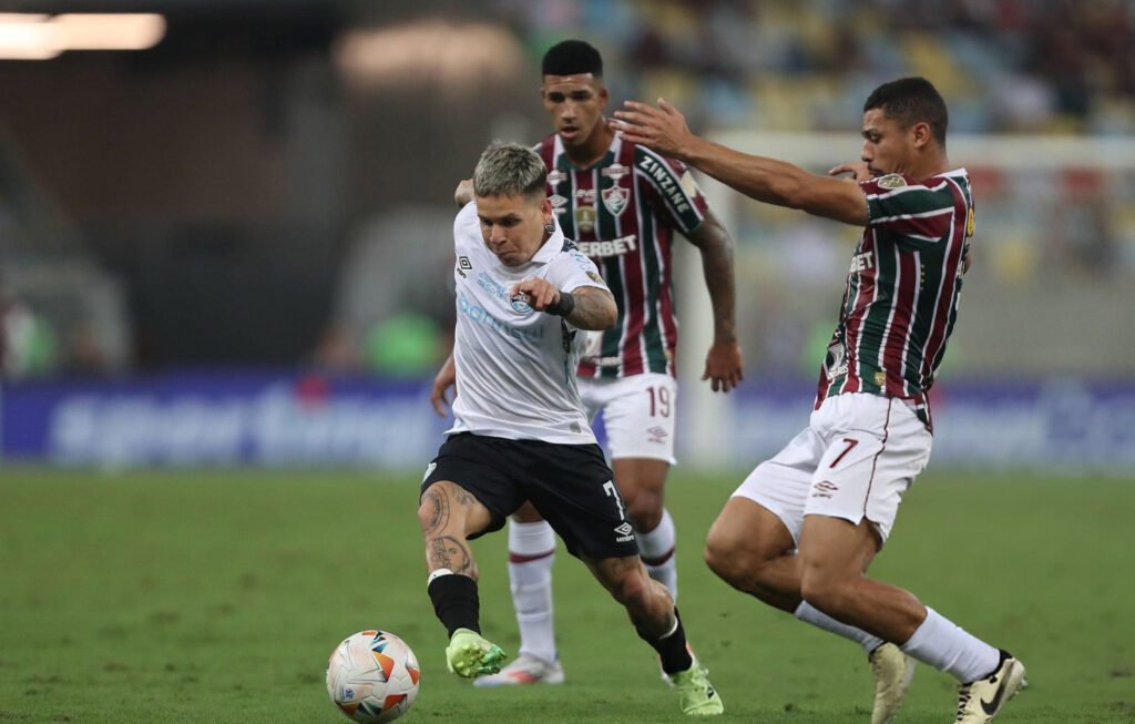 Yeferson Soteldo en una imagen con Gremio jugando ante su actual club, Fluminense.
