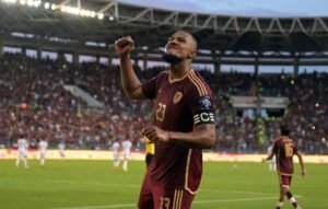 Salomón Rondón sigue inspirado para Venezuela.