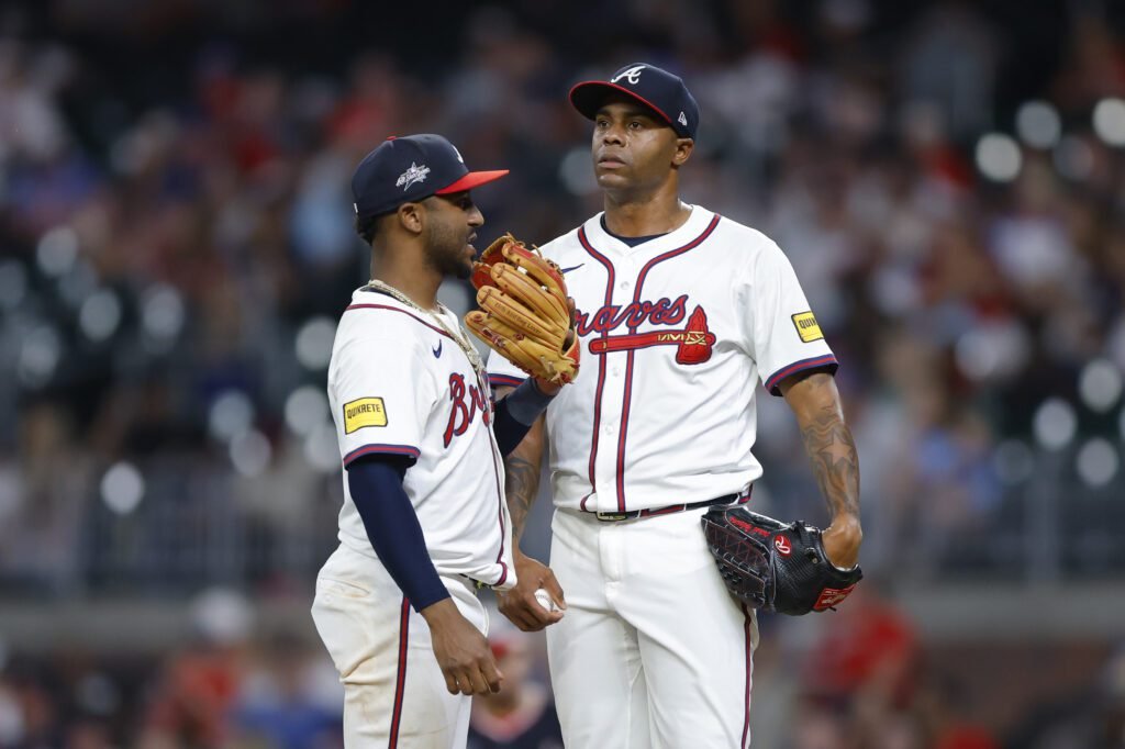 Raisel Iglesias, compañero de Ronald Acuña Jr.