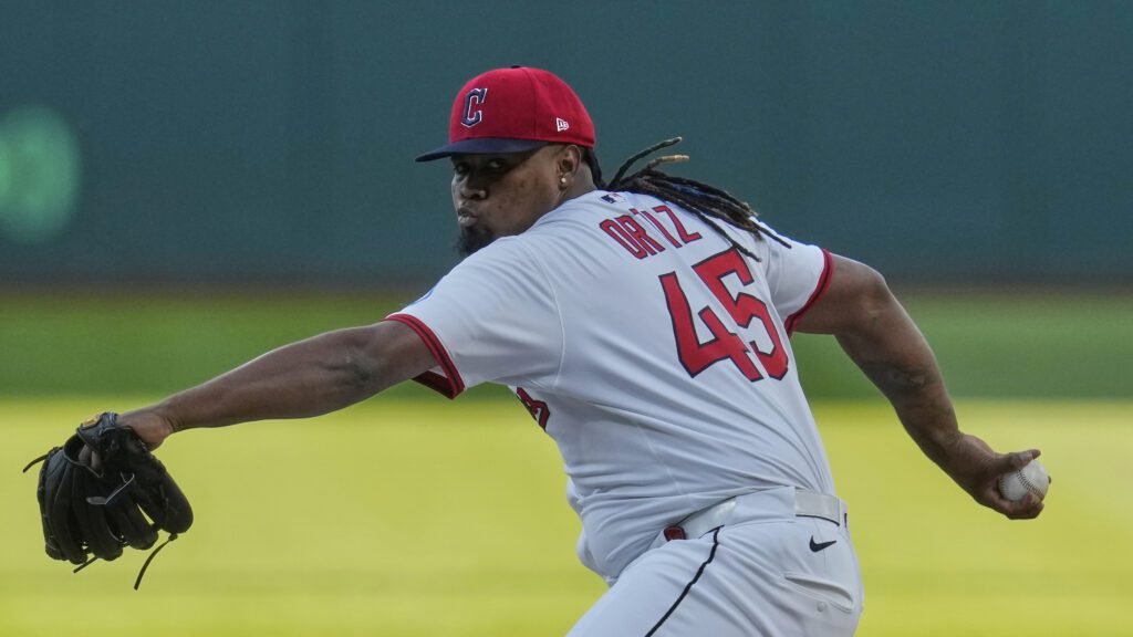 Luis Ortiz entra en la lista restringida por supuestos temas de apuestas 1 Cleveland Guardians starting pitcher Luis Ortiz (45) in the first inning of a baseball game against the Philadelphia Phillies in Cleveland, Sunday, May 11, 2025. (AP Photo/Sue Ogrocki)