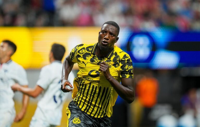 Serhou Guirassy anotó los dos goles de Borussia Dortmund ante Monterrey.