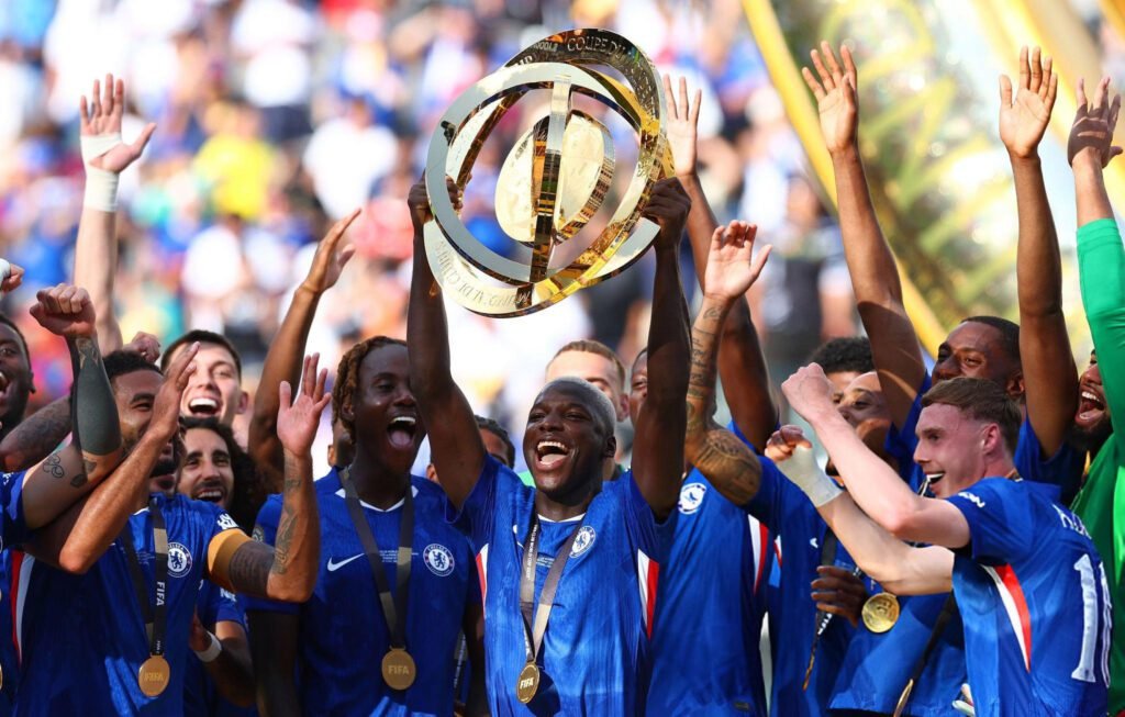 Moisés Caicedo demuestra su poder desde Ecuador a Inglaterra 3 Moisés Caicedo levantando el trofeo del Mundial de Clubes de la FIFA.