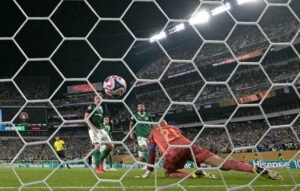 Weverton no reaccionó a tiempo para evitar el 2-1 de Chelsea ante Palmeiras.