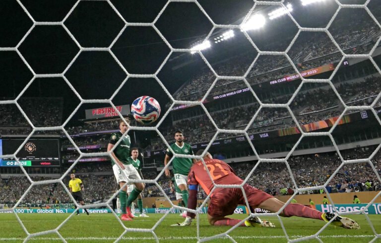 Weverton no reaccionó a tiempo para evitar el 2-1 de Chelsea ante Palmeiras.