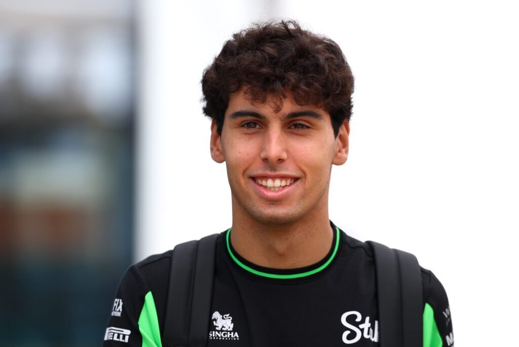 Del peor auto de la parrilla a un podio inesperado: Una primera mitad de temporada llena de sorpresas para Sauber 2 f1 grand prix of great britain practice 1 1