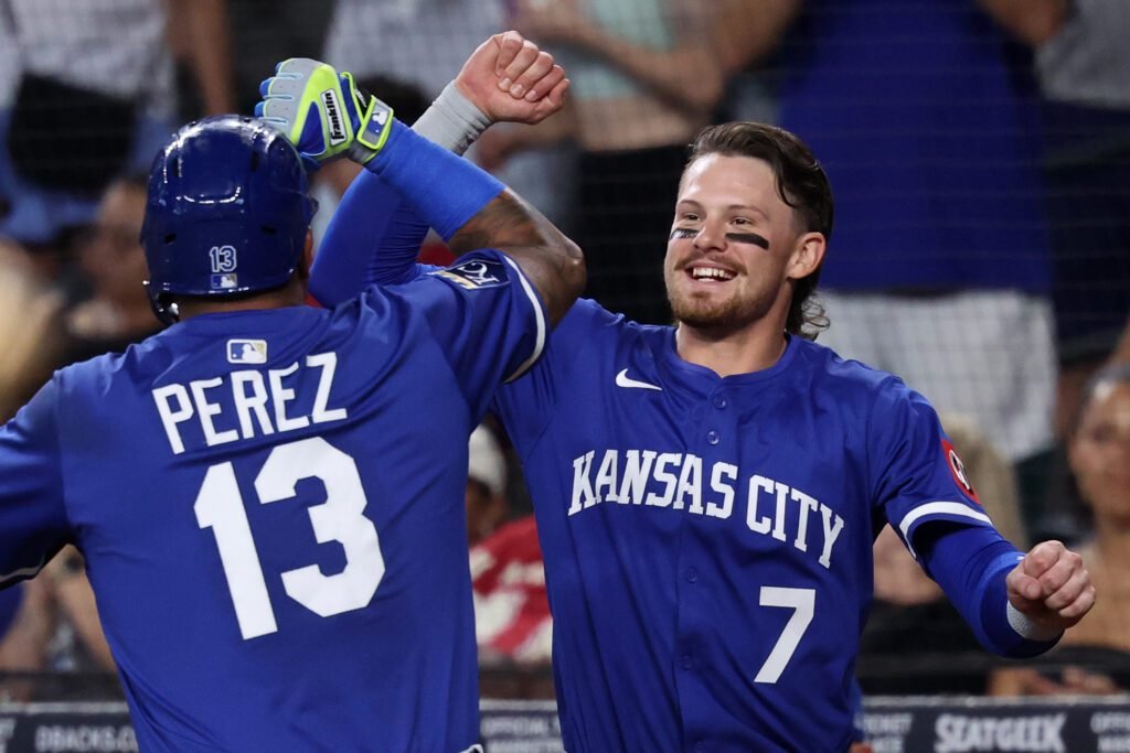 Salvador Pérez se va para la calle y busca enderezar el rumbo en la temporada 1 PHOENIX, ARIZONA - JULY 06: Bobby Witt Jr. #7 of the Kansas City Royals celebrates a solo home run off the bat of Salvador Perez #13 in the fourth inning against the Arizona Diamondbacks at Chase Field on July 06, 2025 in Phoenix, Arizona. (Photo by Chris Coduto/Getty Images)