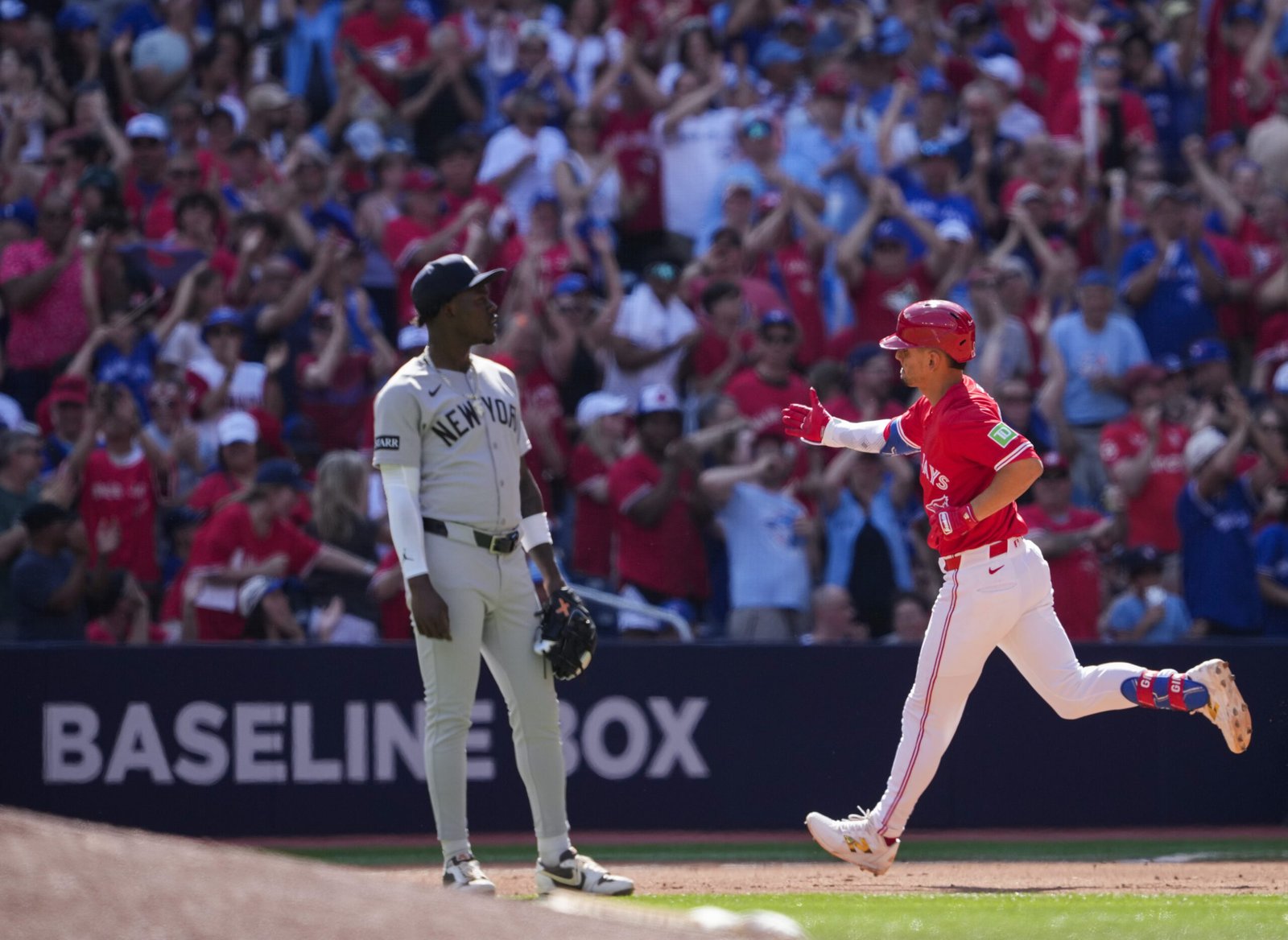 Andrés Giménez aporta jonrón en la victoria de los Azulejos contra Yankees en el Canada Day 2 Andrés Giménez recorriendo las bases luego de conectar un jonrón de tres carreras.