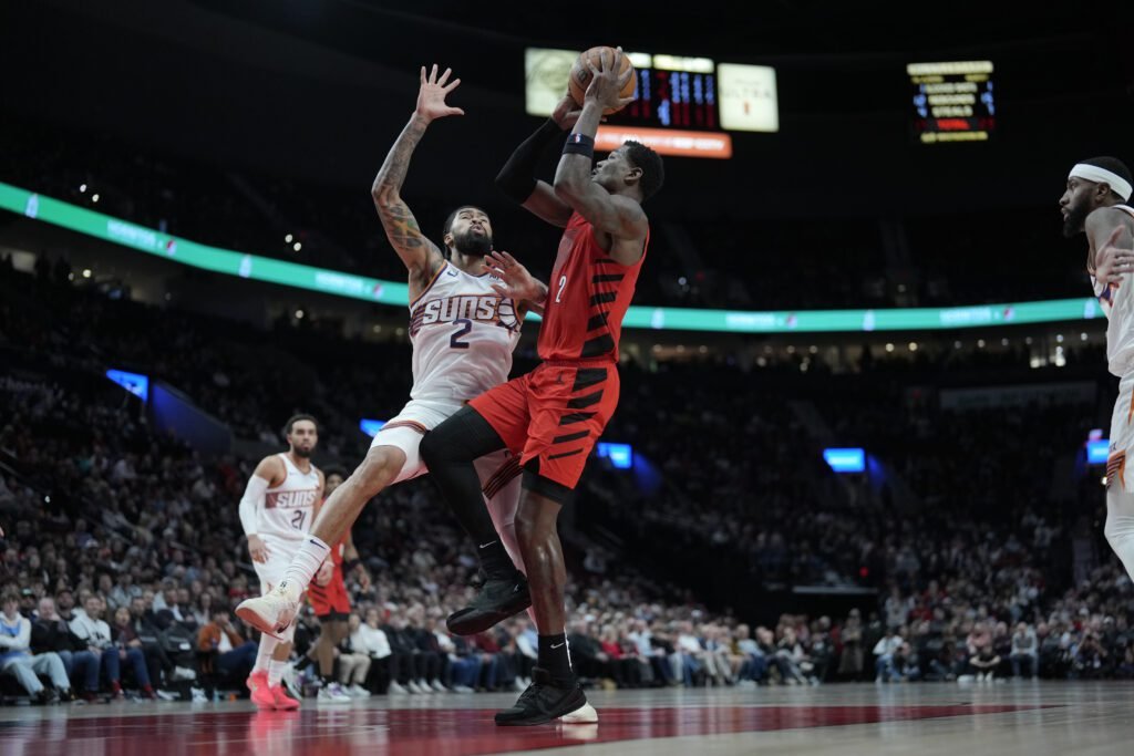 Los Ángeles Lakers obtiene a su pívot titular: DeAndre Ayton 2 DeAndre Ayton