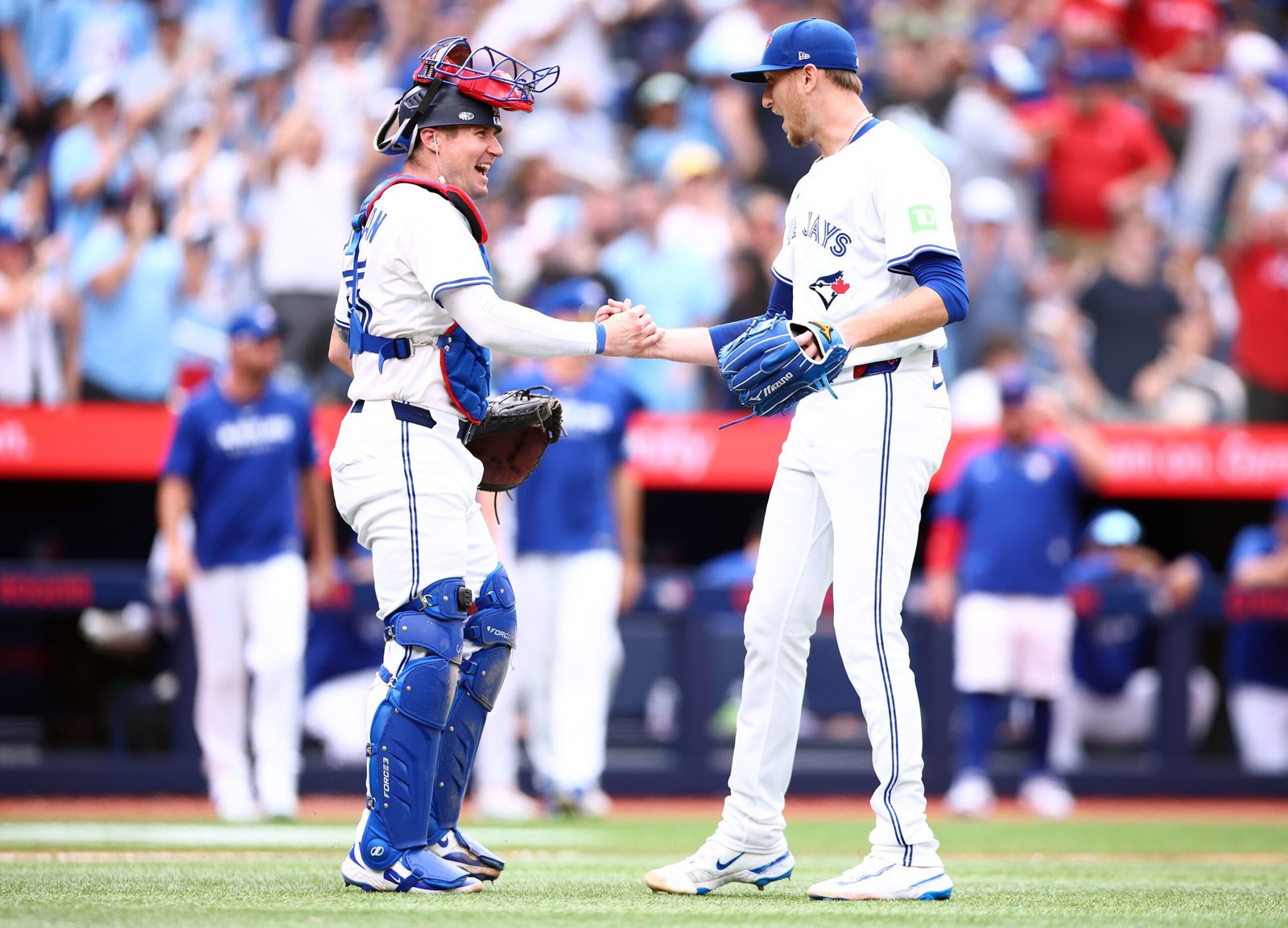 Tyler Heinenman y Jeff Hoffman de los Azulejos de Toronto celebrando la victoria contra los Gigantes.