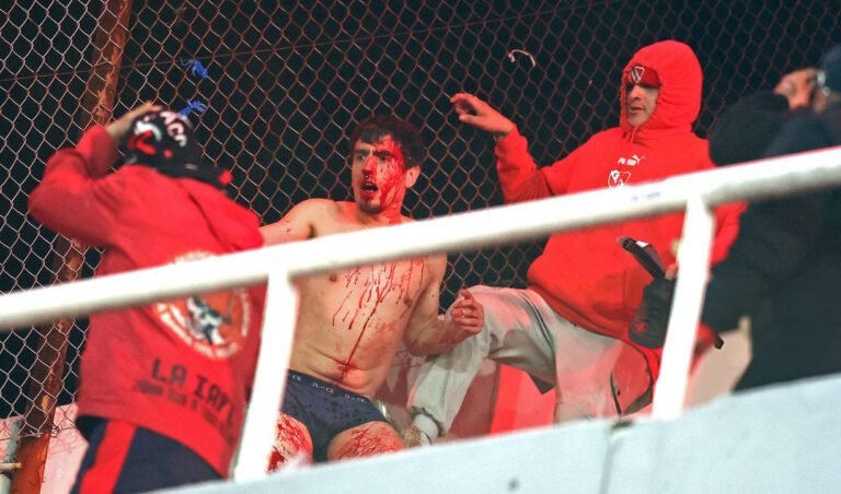 Imágenes del choque de fanáticos de Independiente y la U de Chile en Sudamericana.