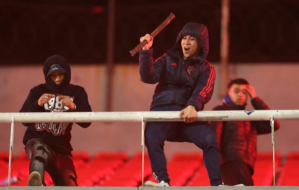 Violencia en la Sudamericana: tragedia en el Independiente vs U de Chile 1 Imágenes del choque de fanáticos de Independiente y la U de Chile en Sudamericana.