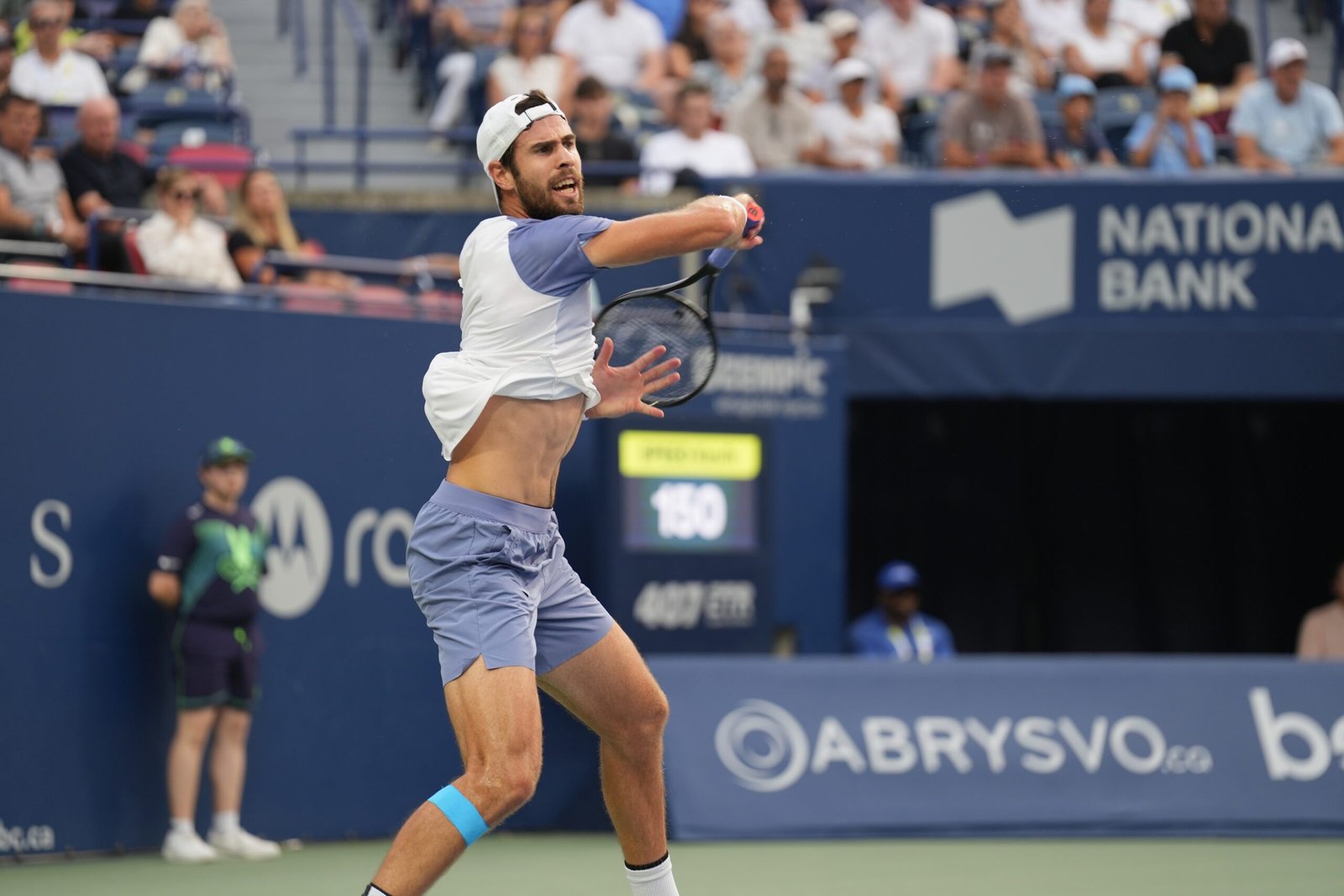 Karen Khachanov da el batacazo avanzando a la final del Masters 1000 de Toronto 1 Karen Khachanov golpeando la pelota en el partido contra Zverev.