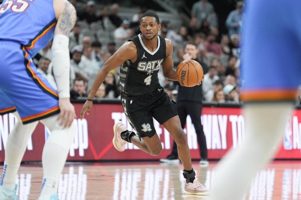 Spurs renueva a De’Aaron Fox por 4 años y $229 millones 4 Mar 2, 2025; San Antonio, Texas, USA; San Antonio Spurs guard De'Aaron Fox (4) dribbles in the first half against the Oklahoma City Thunder at Frost Bank Center. Mandatory Credit: Daniel Dunn-Imagn Images
