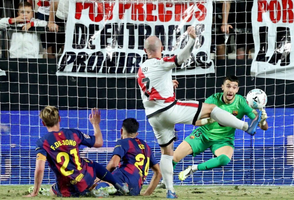 Joan García le dio vida al Barcelona ante Rayo Vallecano 3 Joan García, clave en el empate a uno entre Barcelona y Rayo Vallecano.