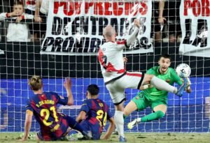 Joan García, clave en el empate a uno entre Barcelona y Rayo Vallecano.