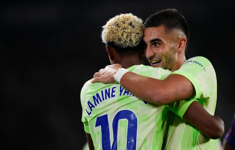 Lamine y Ferran celebran la victoria de Barcelona sobre Levante.