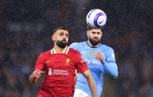 Mo Salah y Josko Gvardiol durante la Premier League 2024-25.