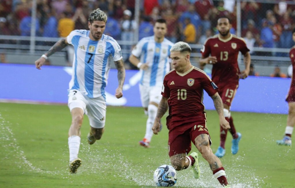 Argentina, con todo para el cierre de Eliminatorias vs Venezuela y Ecuador 2 Argentina igualó a uno con Venezuela en un partido pasado por agua.