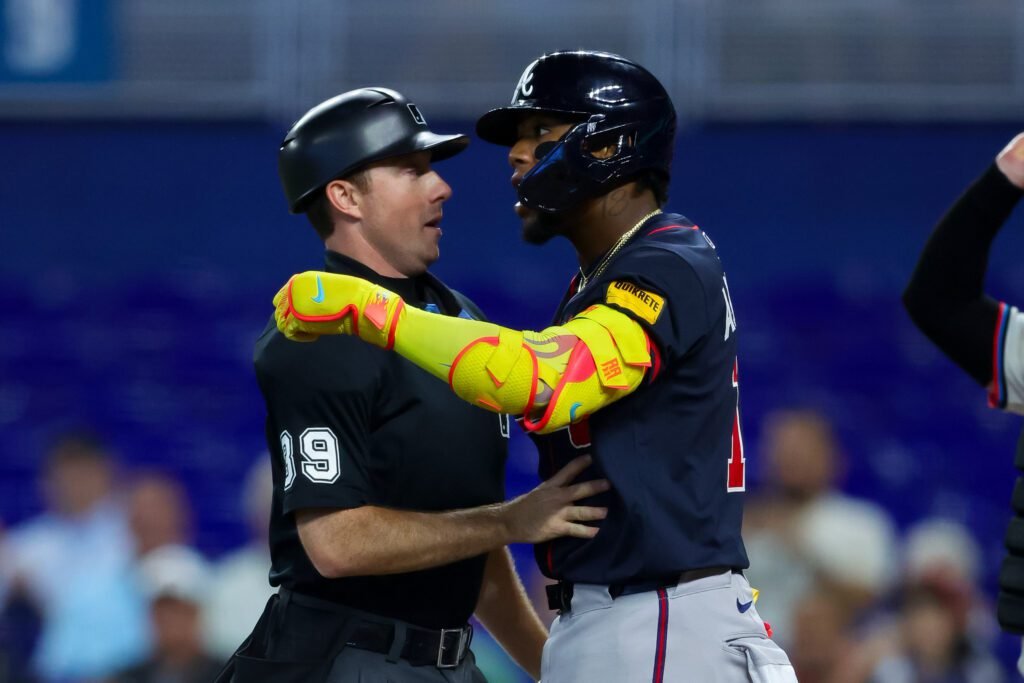 Ronald Acuña Jr. recibe otro pelotazo en Miami y caldea los ánimos entre Marlins y Bravos 4 Ronald Acuña Jr.
