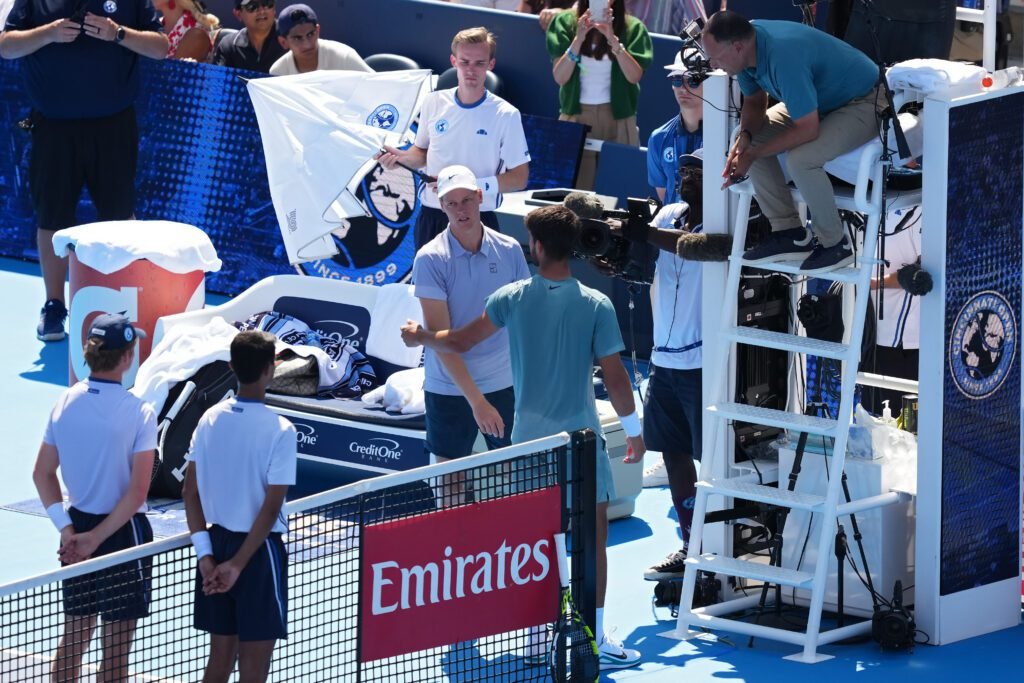 Triunfo amargo pero glorioso: Alcaraz gana en Cincinnati tras abandono de Sinner 1 cincinnati open 2025 day 12 2