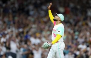 Home 9 Robert Suárez