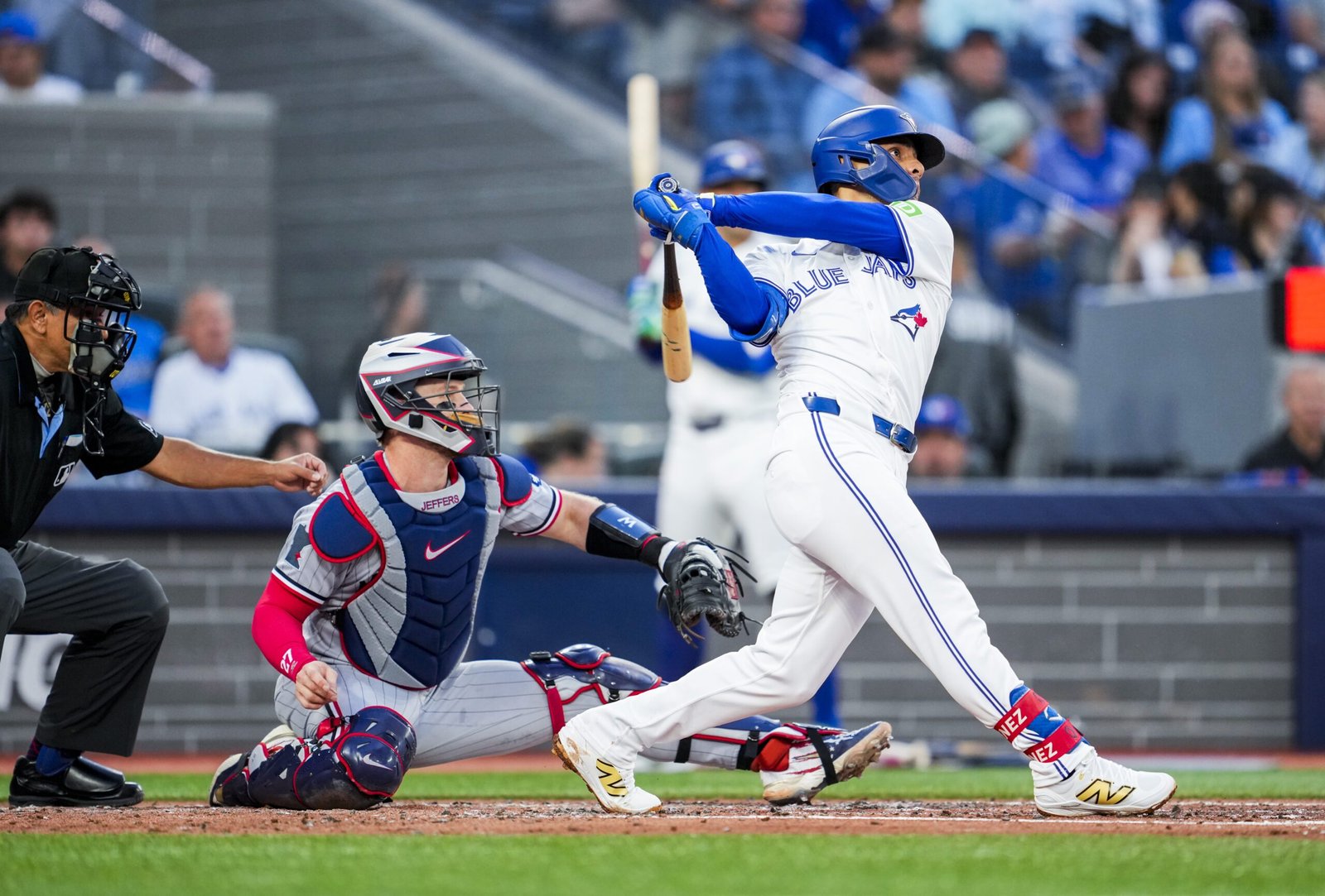 Andrés Giménez conecta jonrón en paliza de Azulejos a los Mellizos 1 Andrés Giménez conectando jonrón contra los Mellizos.