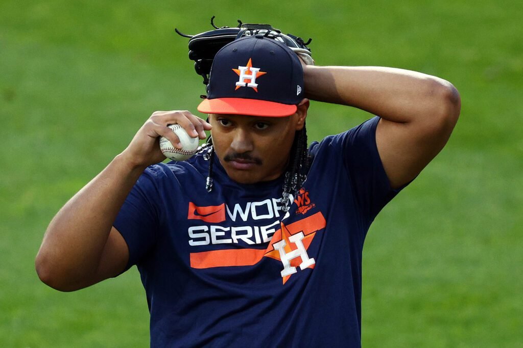 ¡Cerca de volver! Luis García luce bien en una nueva apertura de rehabilitación 5 a man holding a baseball and glove