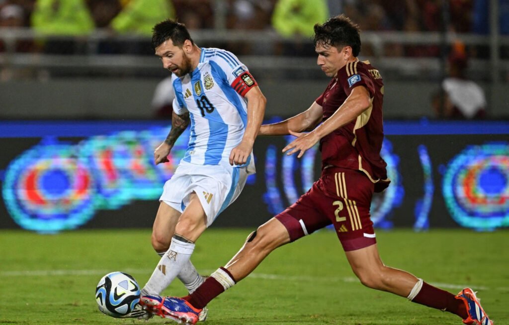 Previa: Argentina vs Venezuela, buscando la heroica en Buenos Aires 8 Leo Messi y Nahuel Ferraresi en el más reciente Venezuela vs Argentina.