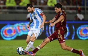 Leo Messi y Nahuel Ferraresi en el más reciente Venezuela vs Argentina.