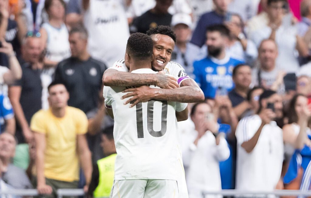 Real Madrid mantiene el ritmo perfecto: ganó 2-0 al Espanyol 2 Eder Militao abraza a Kylian Mbappé en la victoria del Real Madrid 2-0 sobre Espanyol.