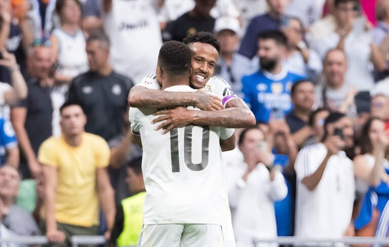 Eder Militao abraza a Kylian Mbappé en la victoria del Real Madrid 2-0 sobre Espanyol.