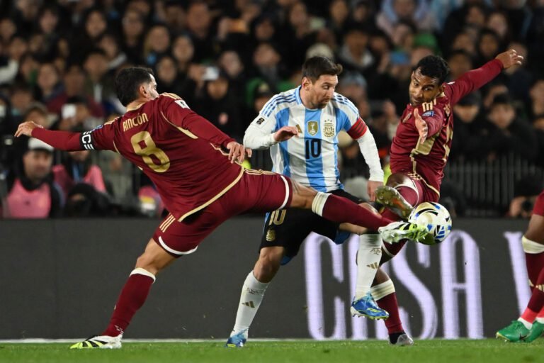 Venezuela cayó 3-0 con Argentina en el Monumental. Leo Messi anotó doblete, Lautaro Martínez metió el otro gol.