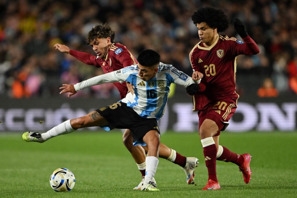 Venezuela cayó 3-0 con Argentina: el cupo al repechaje se decide vs Colombia 2 Venezuela cayó 3-0 con Argentina en el Monumental. Leo Messi anotó doblete, Lautaro Martínez metió el otro gol.