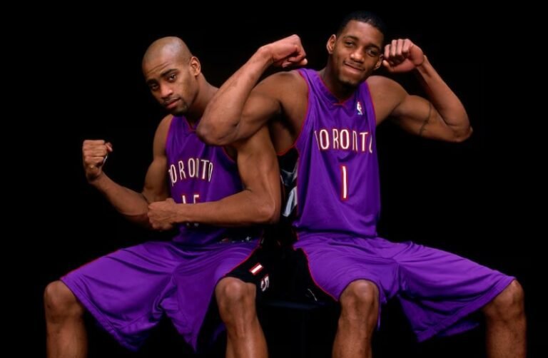 Vince Carter y Tracy McGrady jugando para los Toronto Raptors en la NBA