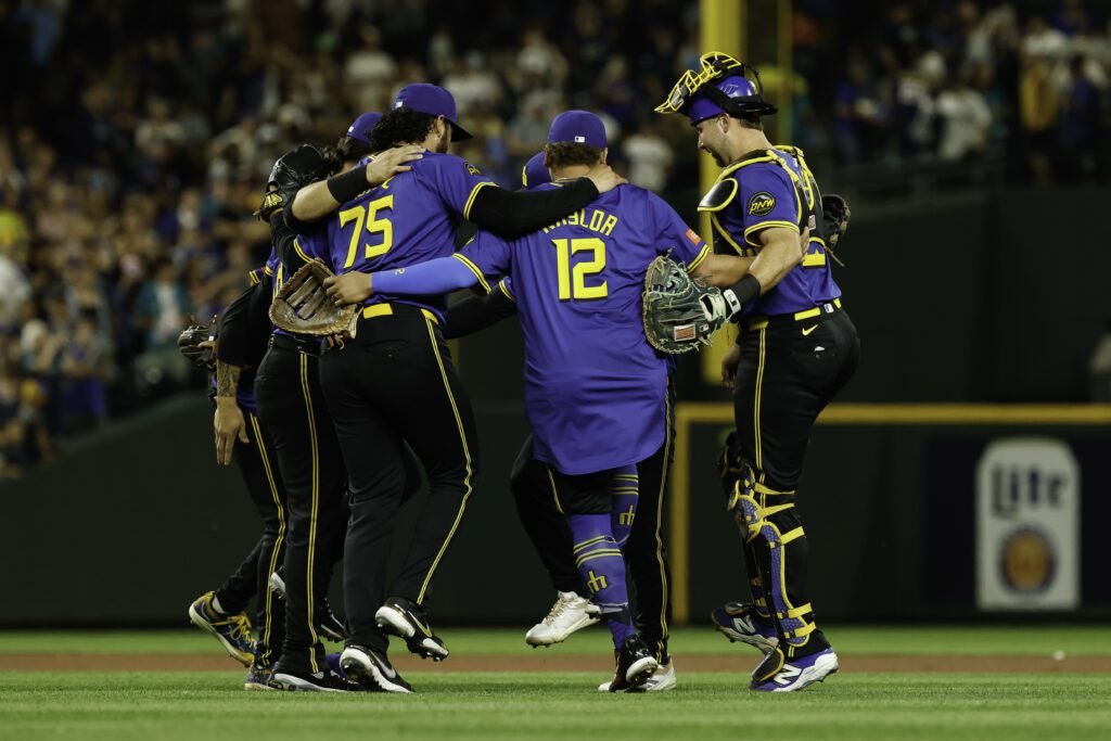 Cal Raleigh supera a Mickey Mantle y empata a Ken Griffey Jr. en una noche inolvidable 2 Cal Raleigh de los Marineros de Seattle