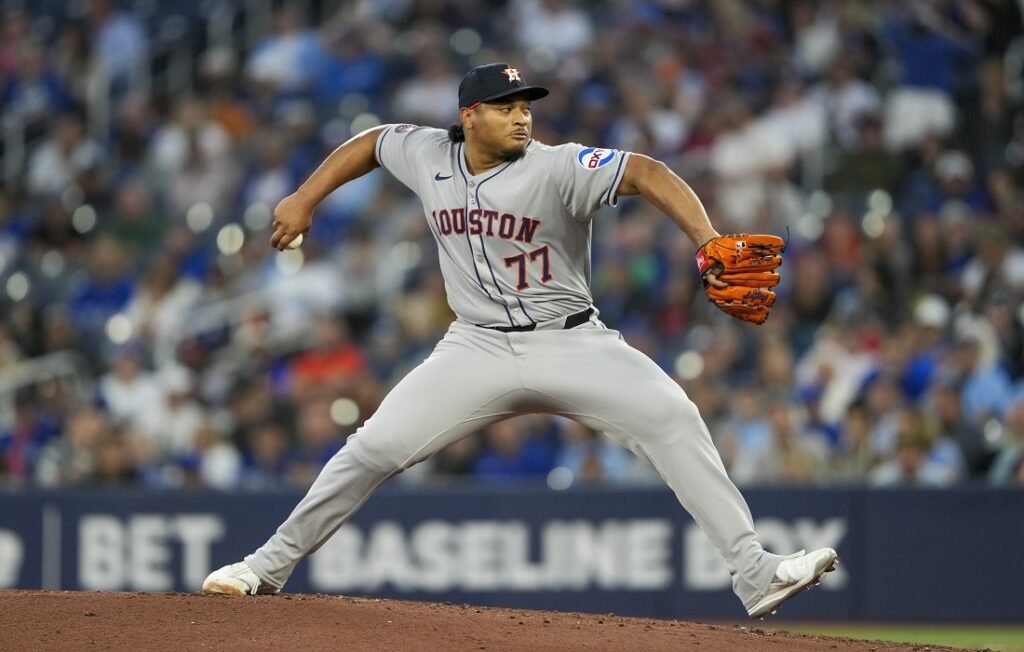 Luis García abandonó el montículo tras presentar molestias en su codo de lanzar 1 Luis García