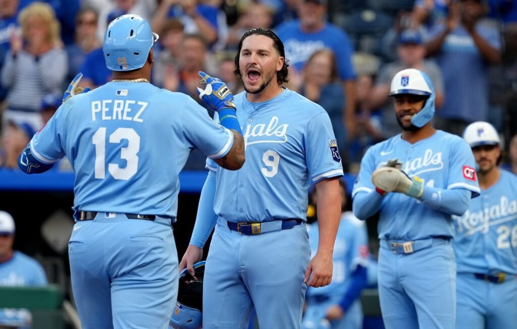 Salvador Pérez se une al club de 300 cuadrangulares y mil remolcadas con un solo batazo 2 Salvador Pérez