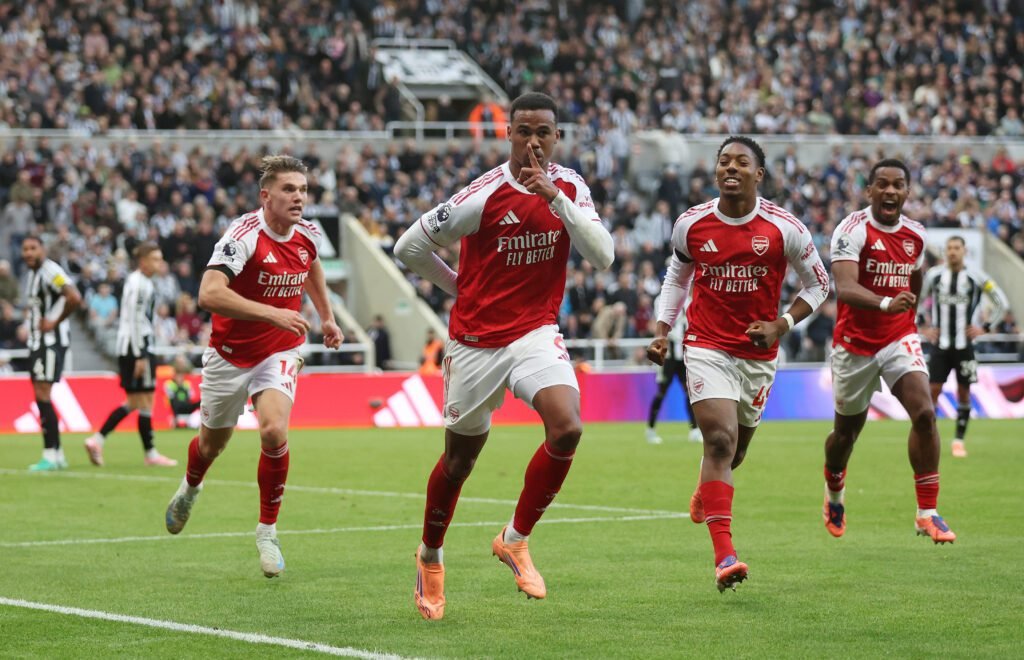 Arsenal vence al Newcastle y se acerca al liderato de la Premier League 2 Arsenal