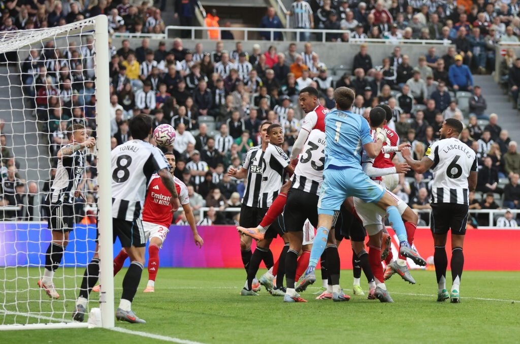 Arsenal vence al Newcastle y se acerca al liderato de la Premier League 2 Arsenal